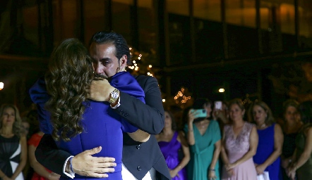 Gerardo bailando con su mamá.