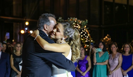  María José bailando con su papá.
