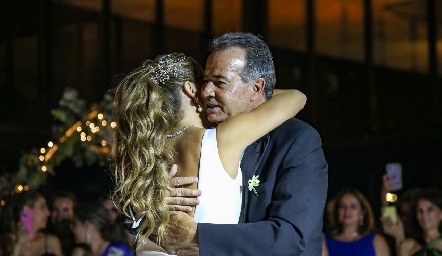  María José con su papá.