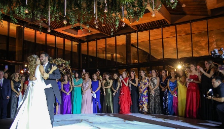  Su primer baile como esposos.