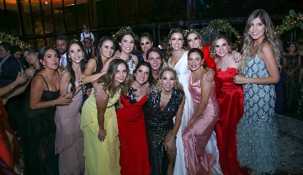  María José con sus mejores amigas.