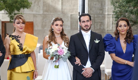  Los novios con sus mamás, Nuria Lozano de Hernández, María José Hernández, Gerardo Chevaile y Silvia Medrano de Chevaile.