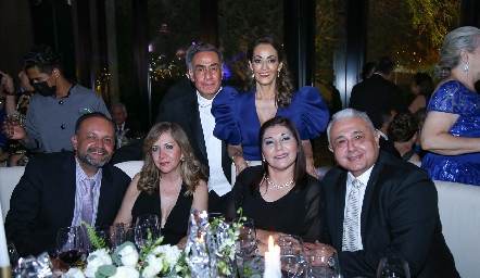  Gerardo y Silvia Chevaile con sus amigos.