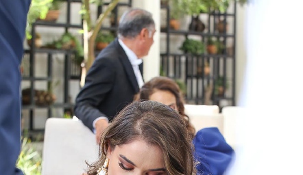 Firmando como testigo.