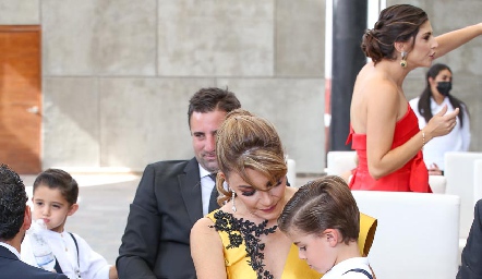 Nuria Lozano siempre atenta con su nieto.