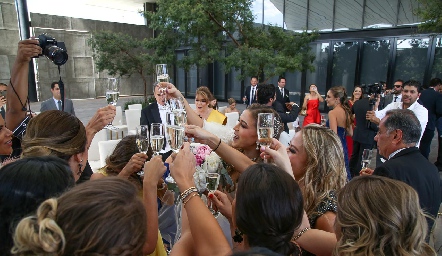  Un brindis por los recién casados.