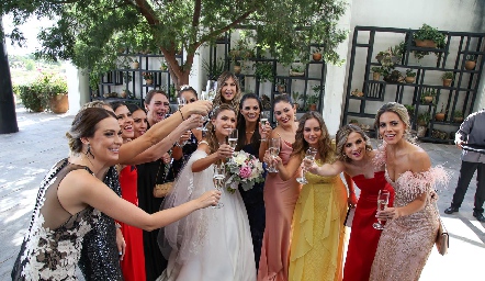  La novia con sus amigas.
