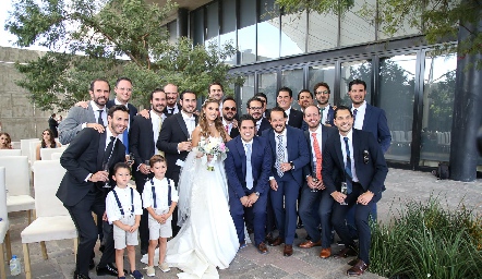  María José y Gerardo con los mejores amigos de él.