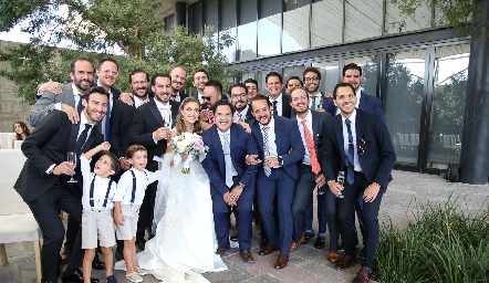  María José y Gerardo con los mejores amigos de él.