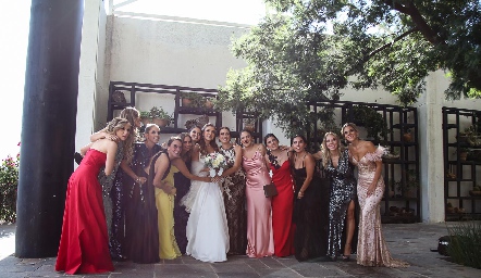  María José con sus mejores amigas.