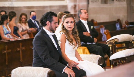  Gerardo y María José frente al altar.