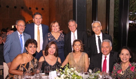  Acompañando a los novios.