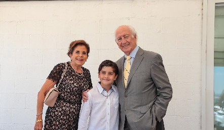   Guille Anaya y Marcelo de los Santos con su nieto Pablo.