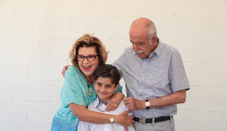  Pablo con sus abuelos maternos.