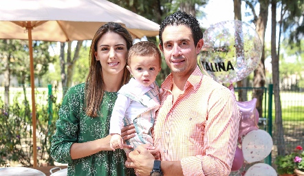  Catalina Abud y Roberto Mejía con su hijo Santiago.