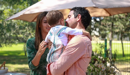  Catalina Abud y Roberto Mejía con su hijo Santiago.