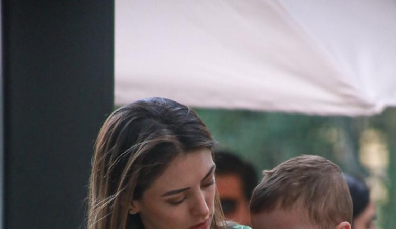 Catalina Abud con su hijo Santiago Mejía.