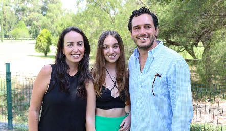  Isabel con sus papás.