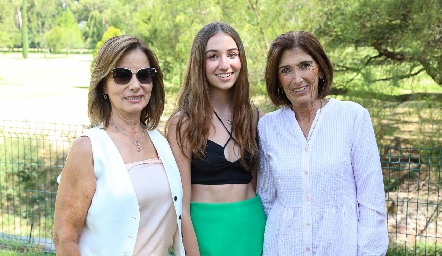  La quinceañera con sus abuelas, Coni Villasuso, Isabel Burberg y Maggie Jourdain.