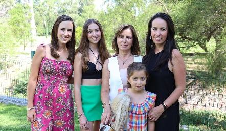  Lorena Burberg, Isabel Burberg, Coni Villasuso, Ximena Burberg y Loretta Burberg.