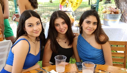  Victoria Rendón, Fernanda Acebo y Ana Salazar.