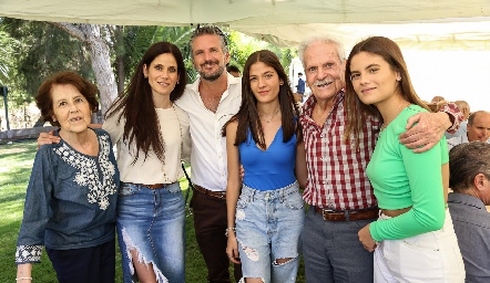  Graciela Alvarado de Morelos Zaragoza, Graciela y Oscar Morelos Zaragoza, Loretta Abud, Oscar Morelos Zaragoza y Fantine Abud.