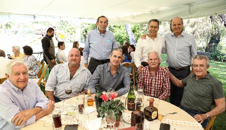  Oscar con sus amigos.