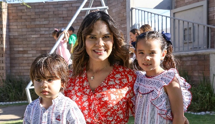  Alejandra Díaz de León con sus hijos Franco.