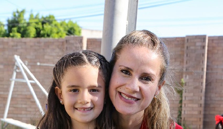 Michelle Baeza con sus hijas María José y Valeria.