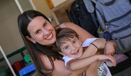  Isa López con su hijo Eugenio Cortés.