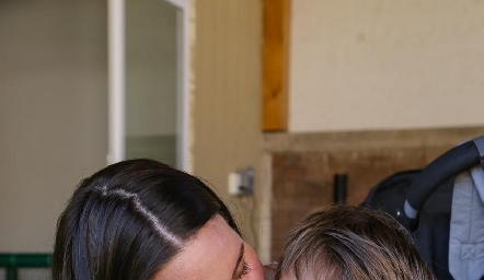  Isa López con su hijo Eugenio Cortés.