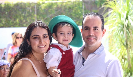  Marcela Zapata y Alan Ávila con su hijo Alejandro.