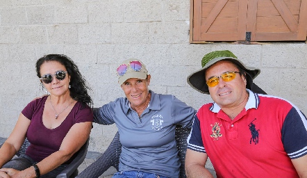  Tere Vázquez, Denise Parell y Fernando Visuzo.