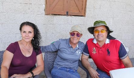  Tere Vázquez, Denise Parell y Fernando Visuzo.