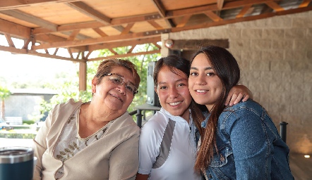  Felíciatas Flores, Karyn Valenzuela  y  Fernanda Huerta.
