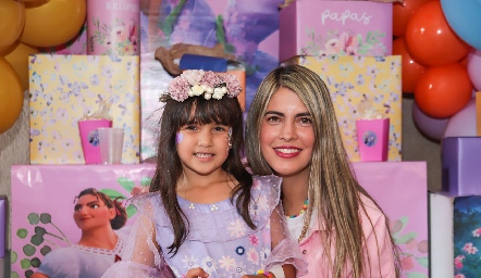  Renata Cordero con su mamá Mariana Berrones.