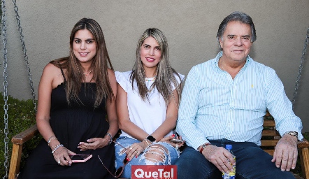 Bárbara, Mariana y Roberto Berrones.
