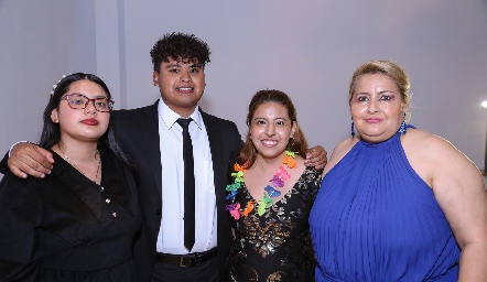  Leslie Guerra, Abel Guerra, Dolores Vanegas y Malena Reyes.