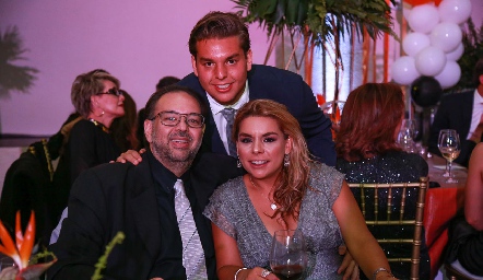  Moisés Payán, Moy Payán y Maribel Torres.