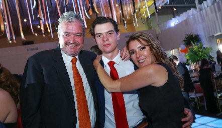  Juan Hernández y Verónica Subirana con su hijo Juan Carlos.