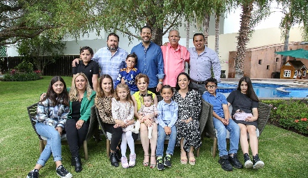  Lourdes López Palau con su esposo, hijos y nietos.