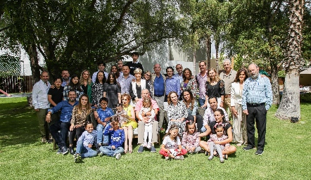  Lourdes López con su familia y mejores amigas.