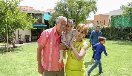  Juan José Toranzo y Lourdes López con su pequeña nieta.