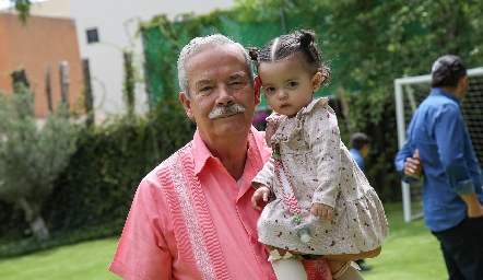  Juan José Toranzo con su nieta.