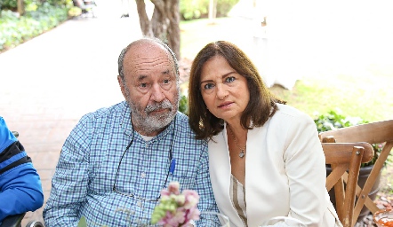  Luis y Mónica López.