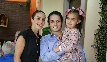  Ximena y Agustín Castillo con su sobrina Macarena.