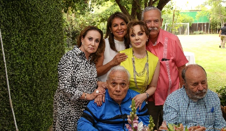  Maricarmen López, Rosy García, Lourdes López, Juan José Toranzo, Agustín Castillo y Luis López.