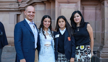  Héctor Navarro y Martha Aldrett con sus hijas Daniela y María.