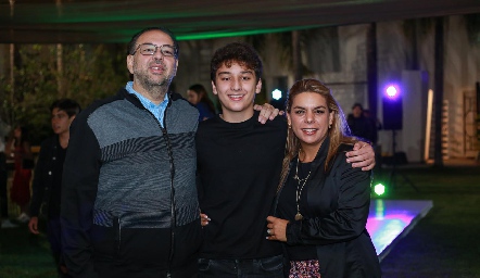  Moisés Paýan y Maribel Torres con su hijo Arturo.