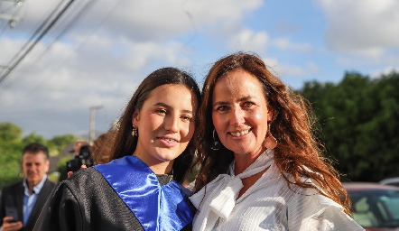  Paulina González con su mamá Paulina Quiroz .